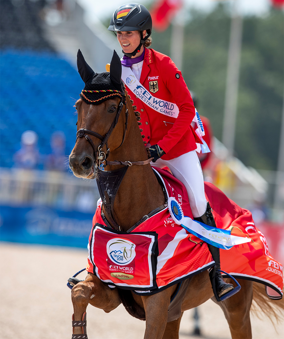 2 Simone Blum in Pikeur auf Pferd Alice Foto Sportfotos Lafrentz